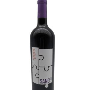 Cépages : Sang-Mêlé est le fruit de l’union de 4 terroirs : Malbec, Syrah, Braucol, Grenache, Négrette, Carignan et Mourvèdre. Dégustation : Sang-Mêlé est empreint d’une robe noire somptueuse et d’une intensité aromatique marquée par des arômes de cerises kirschées. La bouche est concentrée et charnue, avec des grains de tanins mûrs. La finale est veloutée, d’une grande finesse. Accords mets et vins : En accompagnement d’un burger de canard, de fromages affinés ou de desserts au chocolat. Température de service : 16°C